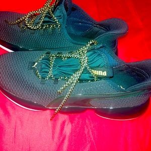 Forest green womens puma shoe- size 9